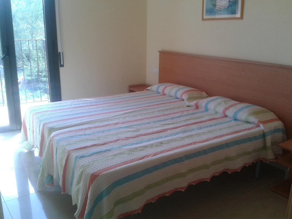 Apartamentos Fonda Finet Sant Feliu De Pallerols Room photo